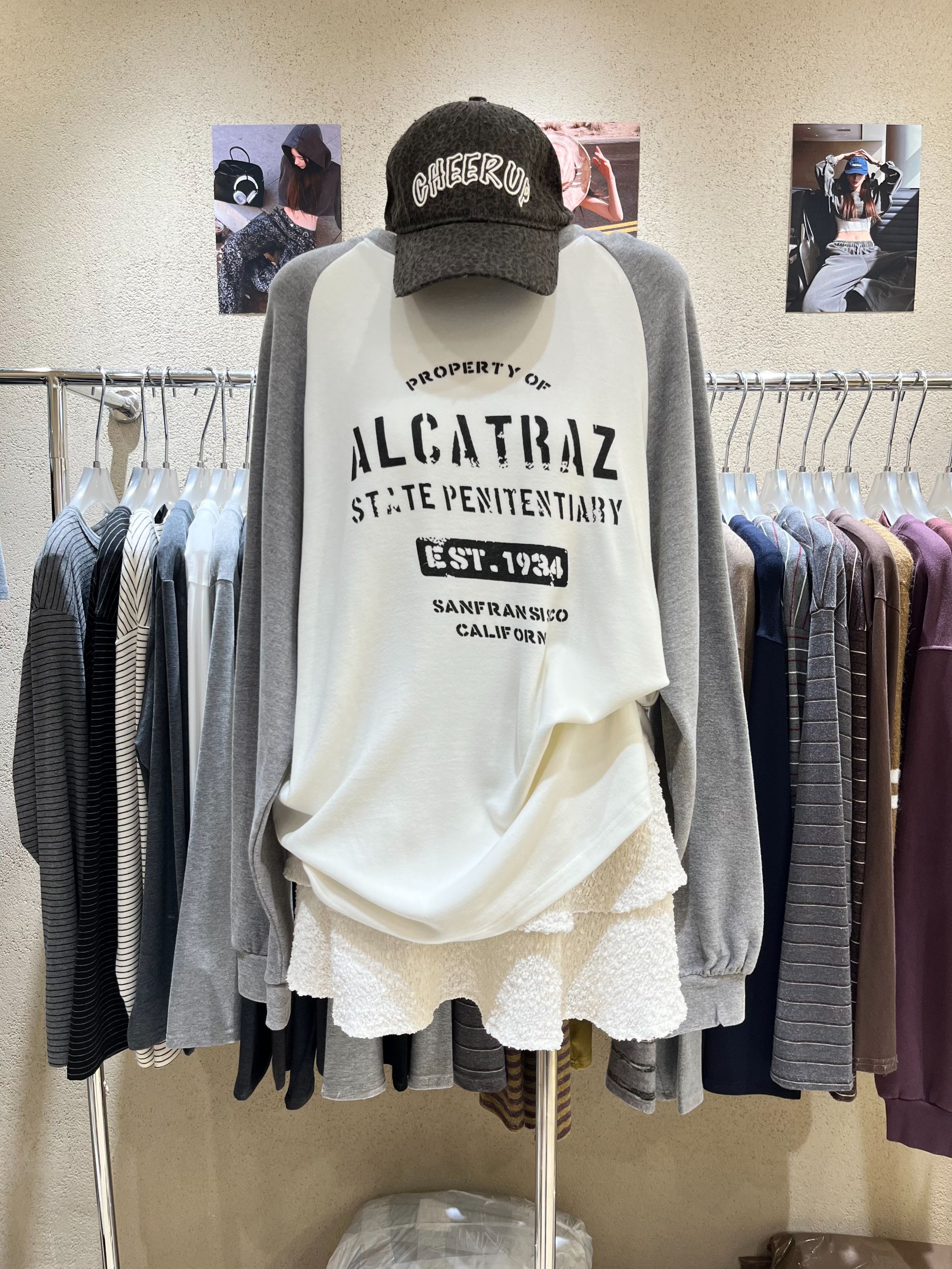 温柔瑶-Eleven-1925-韩系简约字母印花插肩袖德绒上衣