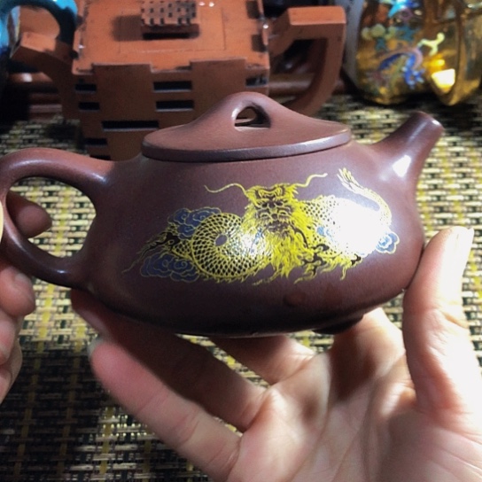 紫砂茶壶原矿泥料手工制作的紫砂壶。