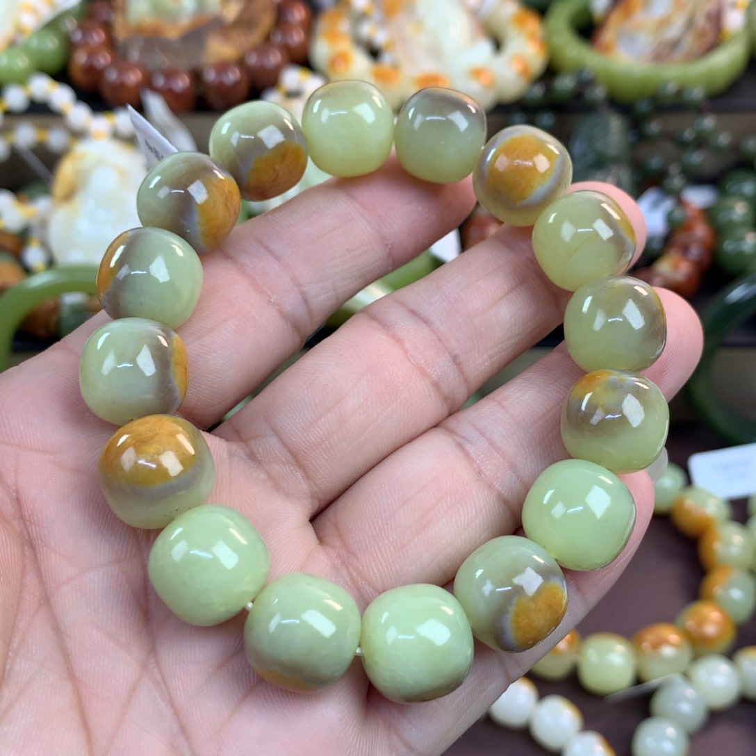 圣***尊透闪石质玉未镶嵌手链