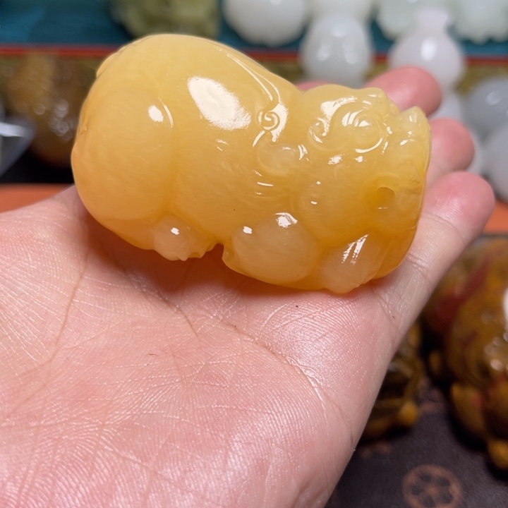 在***上石材新疆昆仑山料手把件