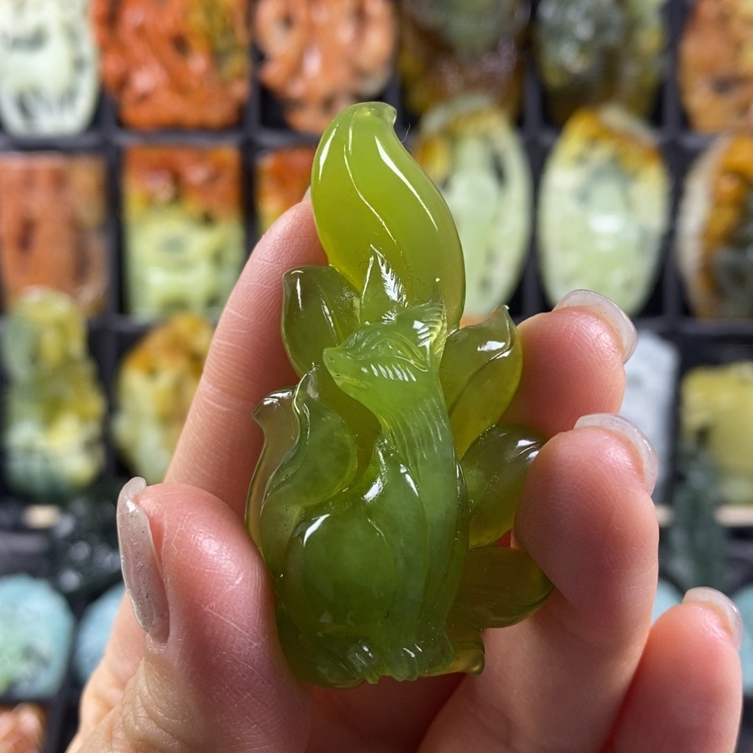 蛇纹石玉颈饰合金