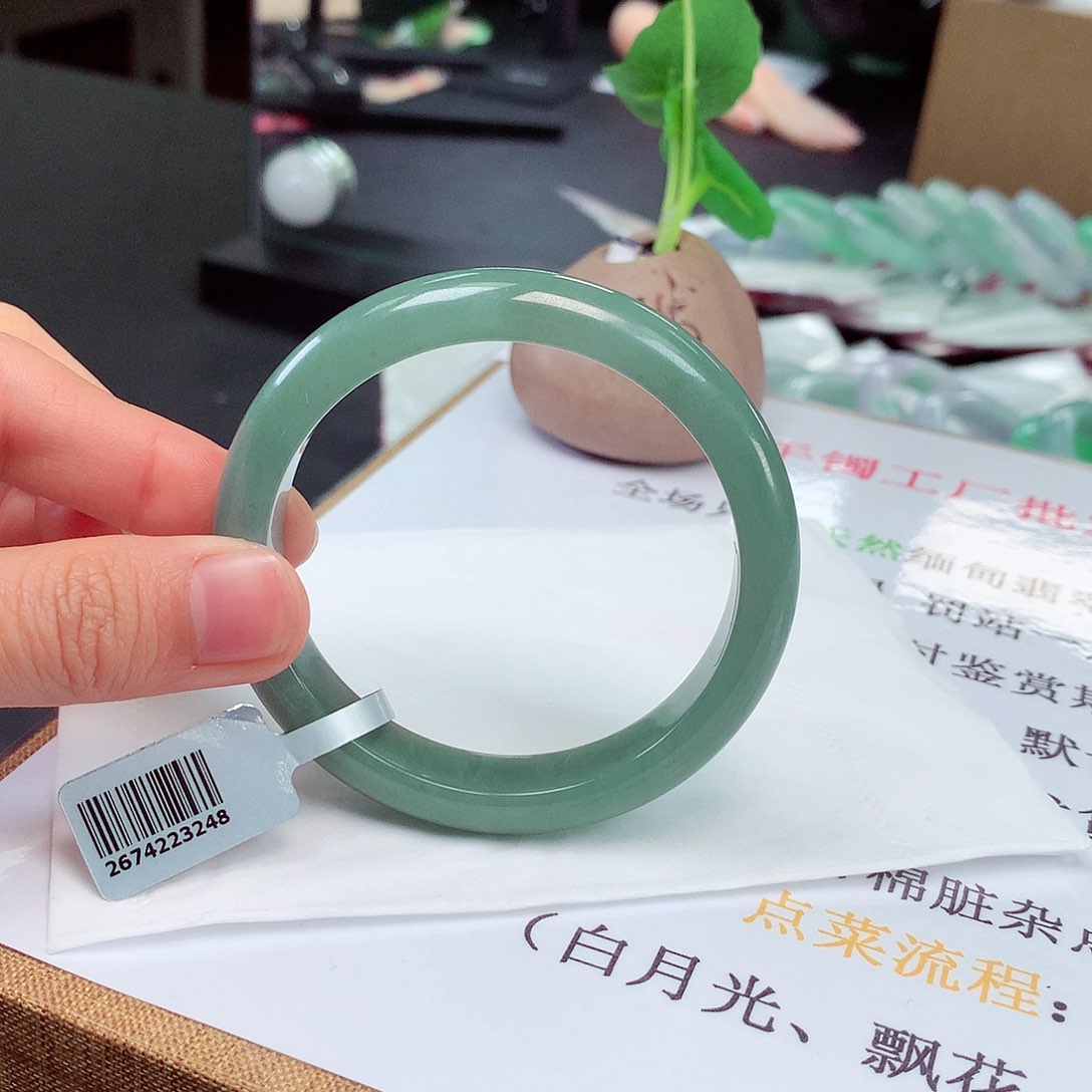 翡翠手镯未镶嵌55-57圈口