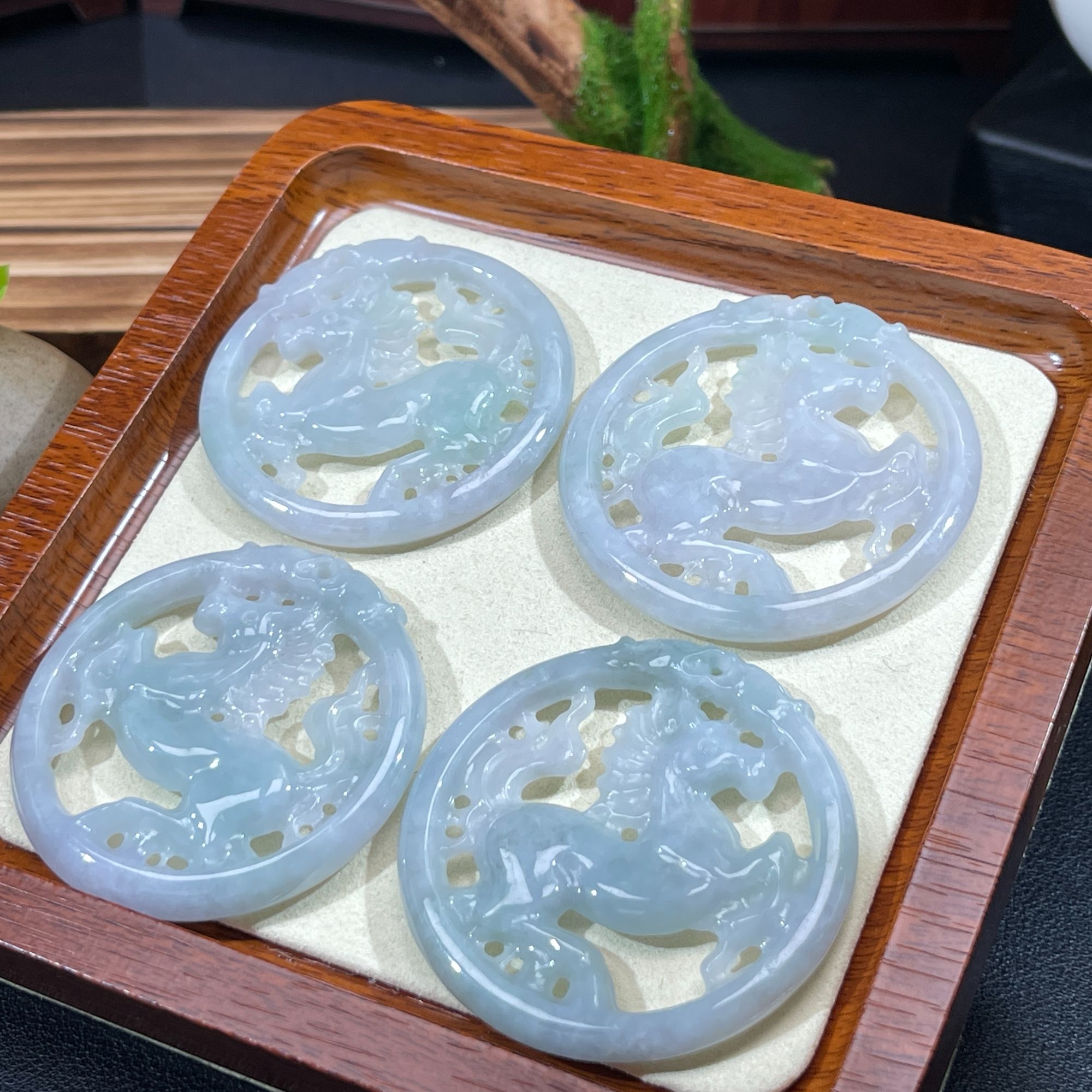 天然翡翠A货飘花马牌挂件吊坠（多样性发其一）