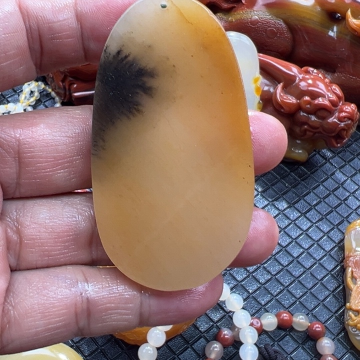 石英质玉（黄龙玉）颈饰合金