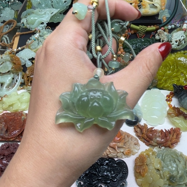 蛇纹石玉未镶嵌颈饰