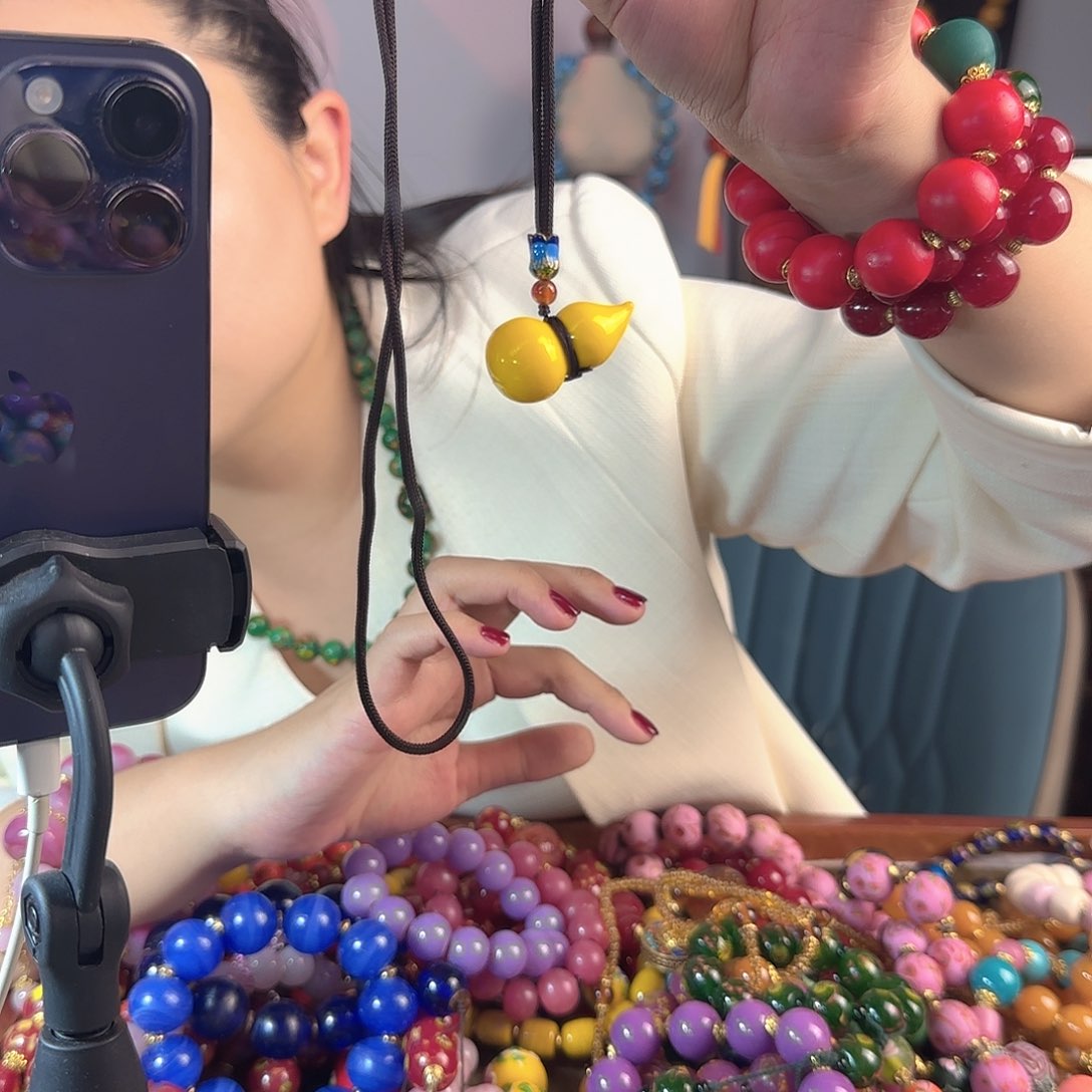 玻璃颈饰老琉璃的故事是一个人的故事吗