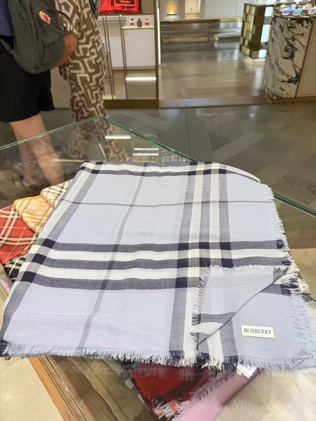 未使用 BURBERRY/博柏利 经典格纹绵长围巾多种颜色可选时尚实用