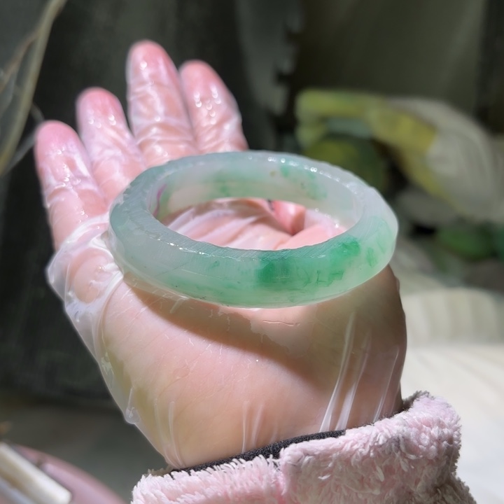 古***妃石英质玉（非洲翠）未镶嵌手镯定制