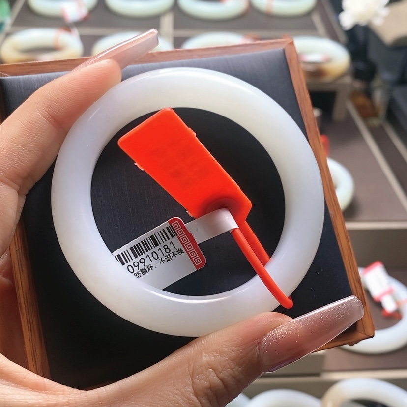 【闪购商品】和田玉手镯未镶嵌小*腐