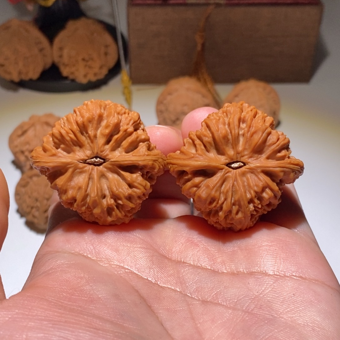 Z***T把件文玩核桃涿鹿三角疆，尖有微修0395