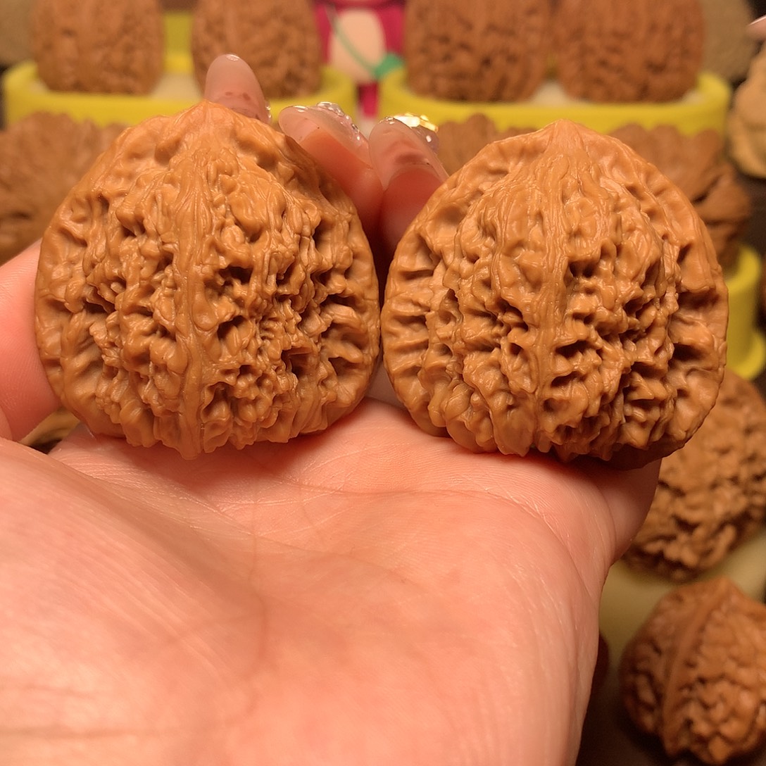 文玩核桃吊坠三角南疆石45全品