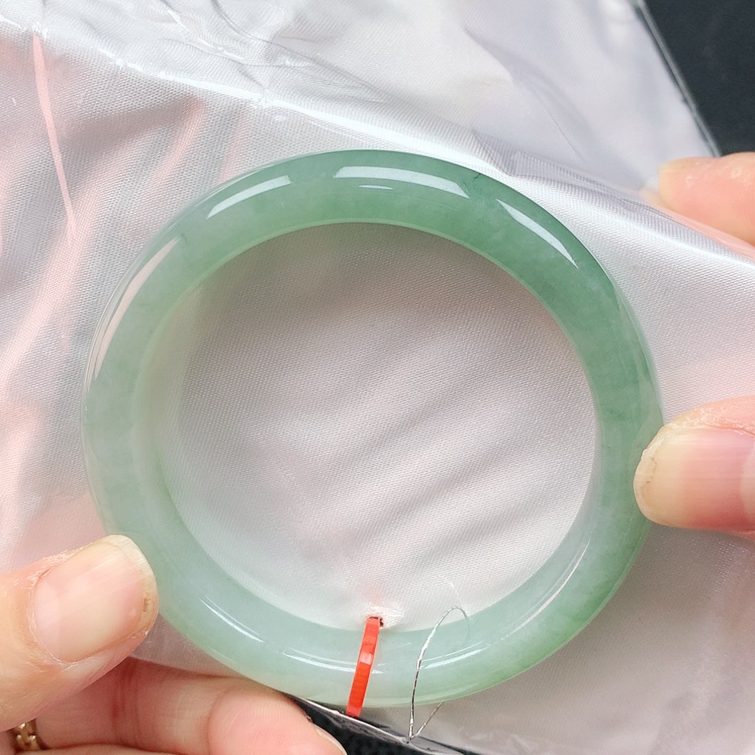 翡翠手镯未镶嵌56圈