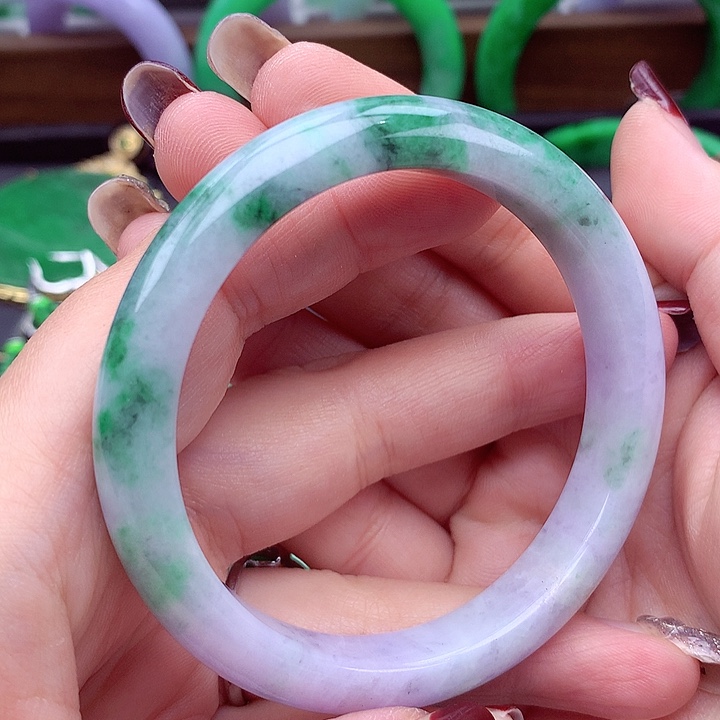 翡翠手镯未镶嵌翡翠