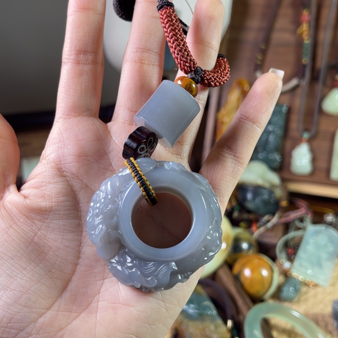 十***坊和田玉未镶嵌颈饰