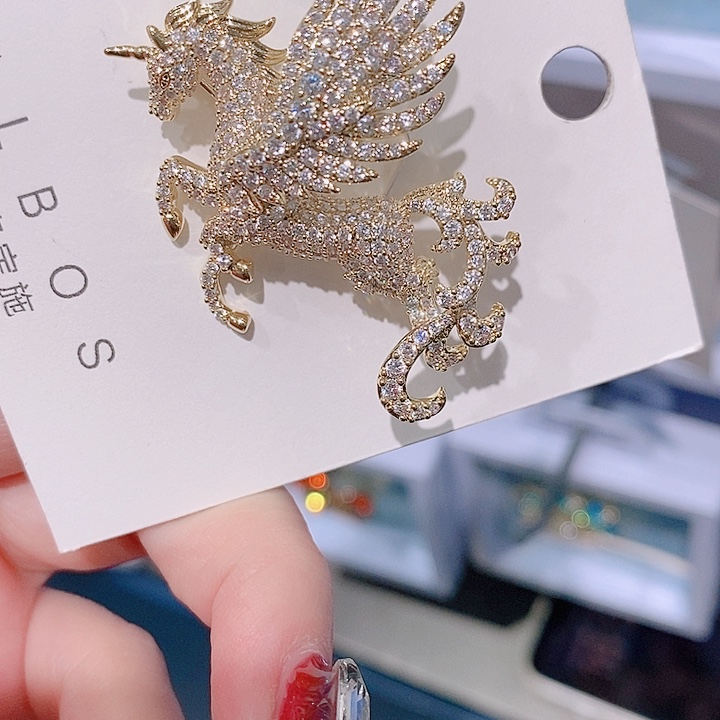 锆石铜合金小飞马胸针