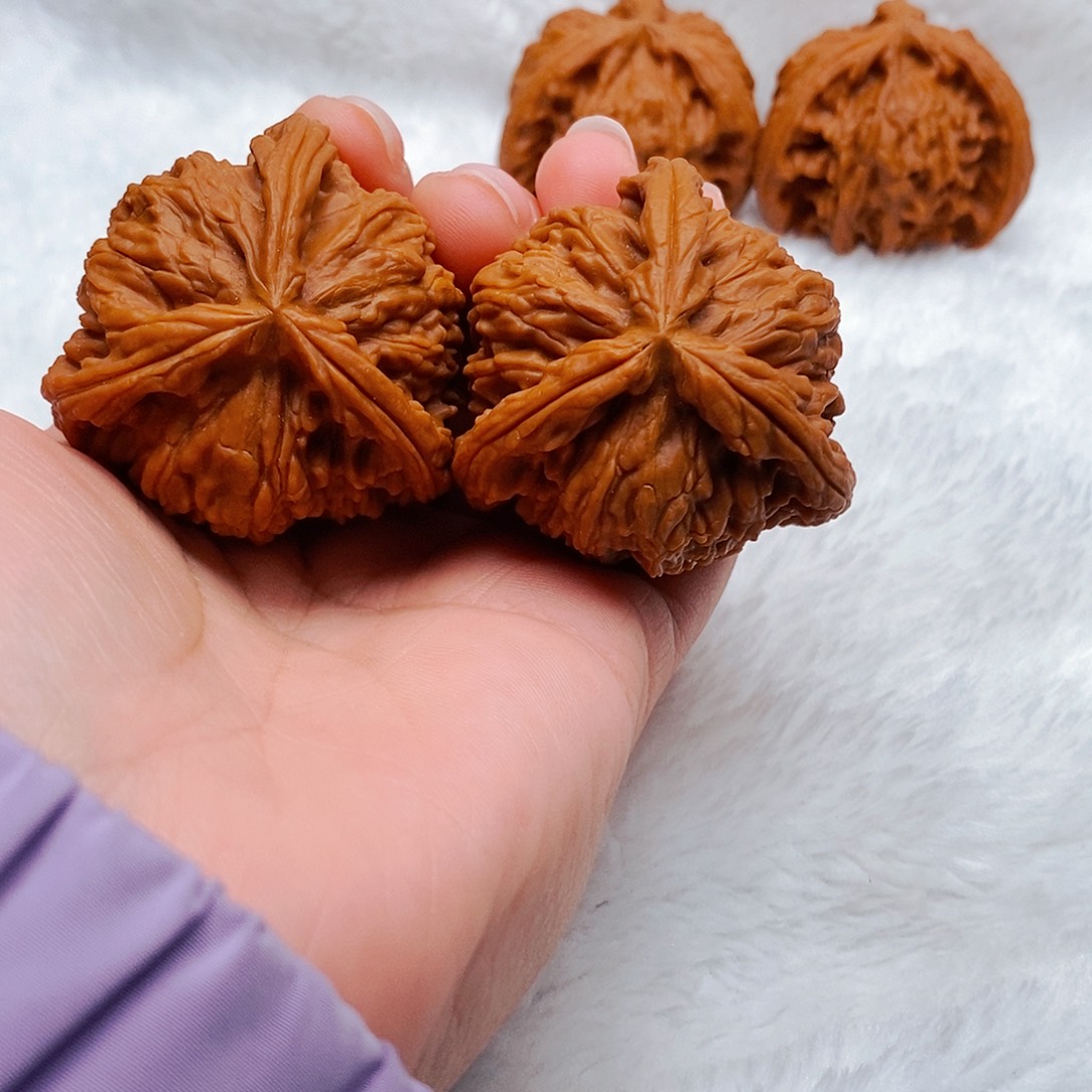 谈***钱吊坠文玩核桃三棱