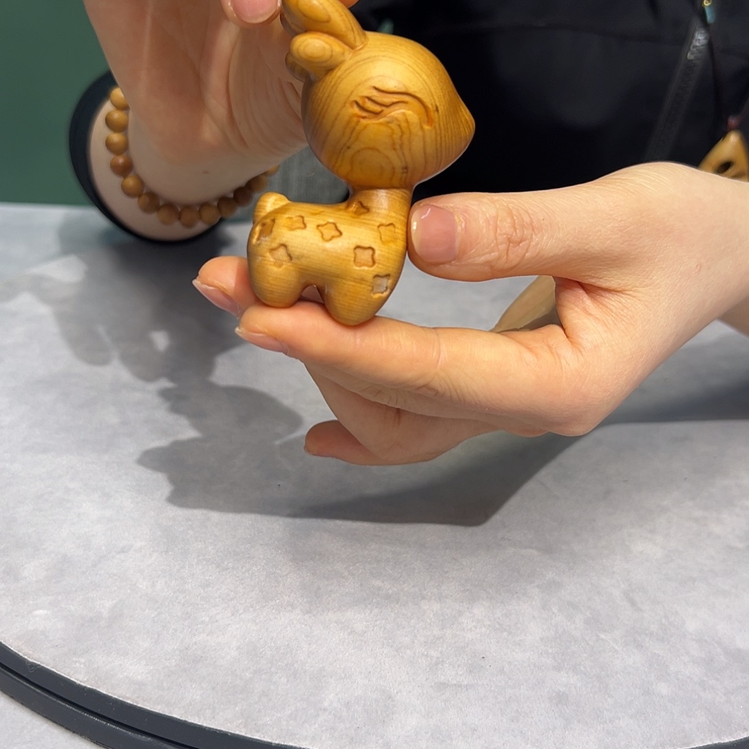 一***字柏木（崖柏）鹿把件