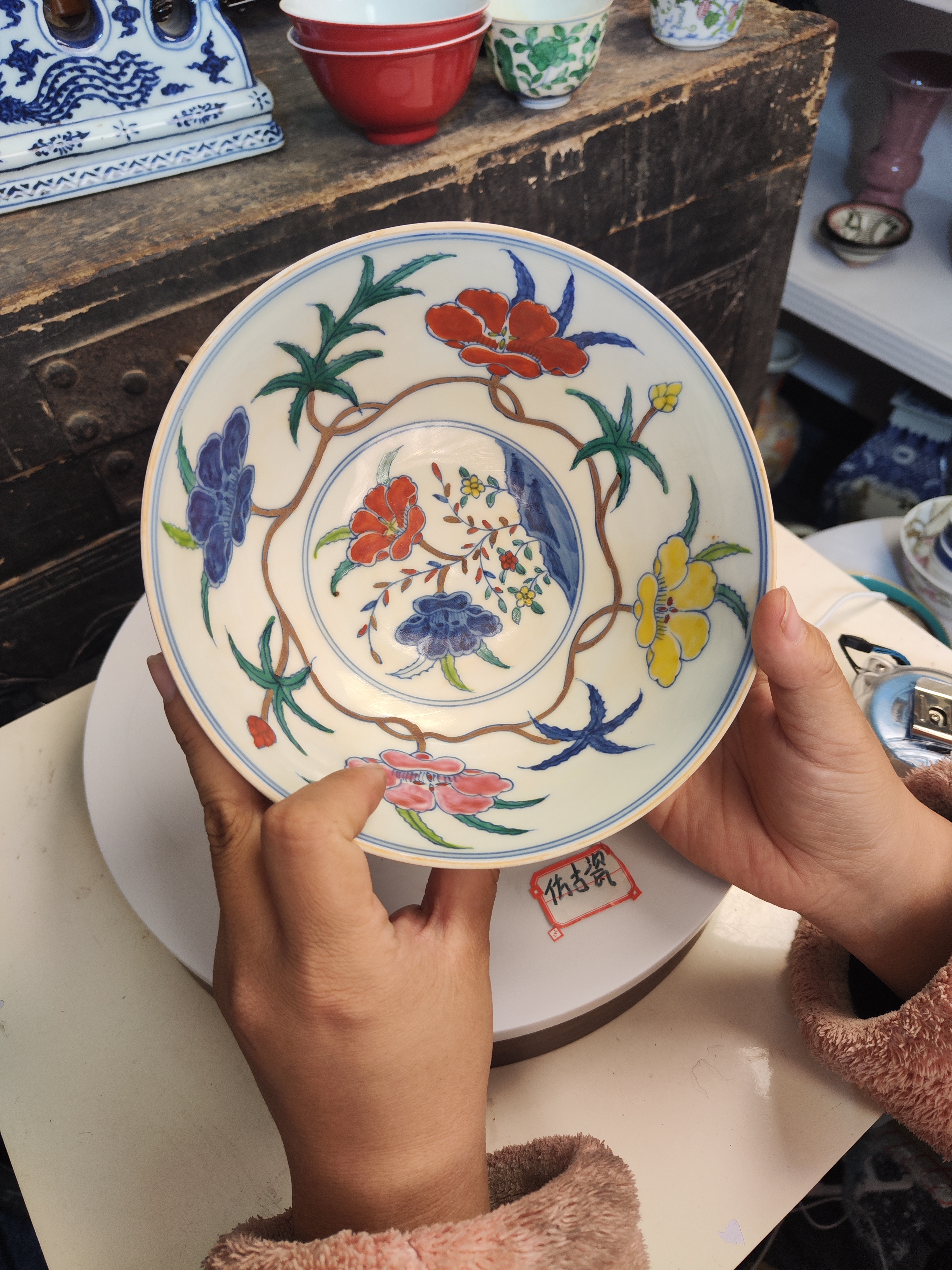 姹紫花卉茶杯暗刻龙纹大赏碗