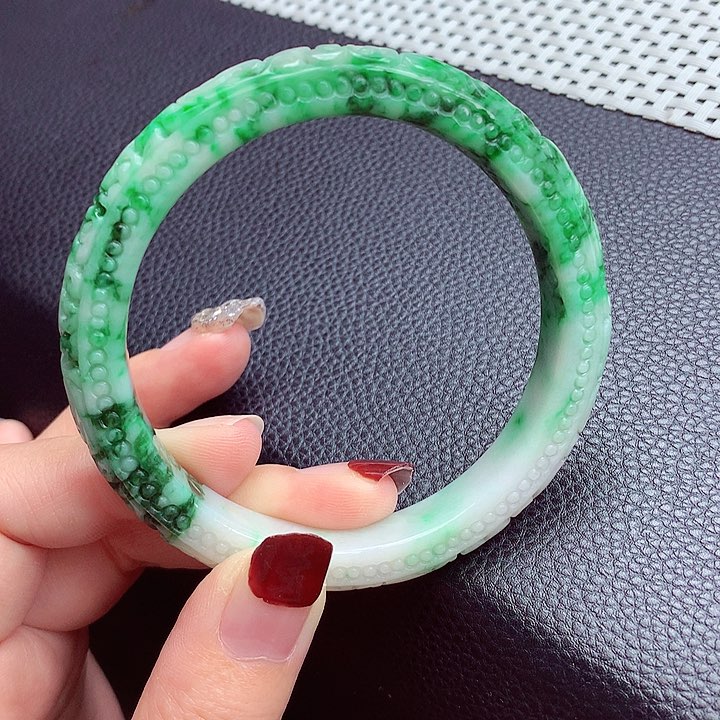 翡翠手镯未镶嵌翡翠