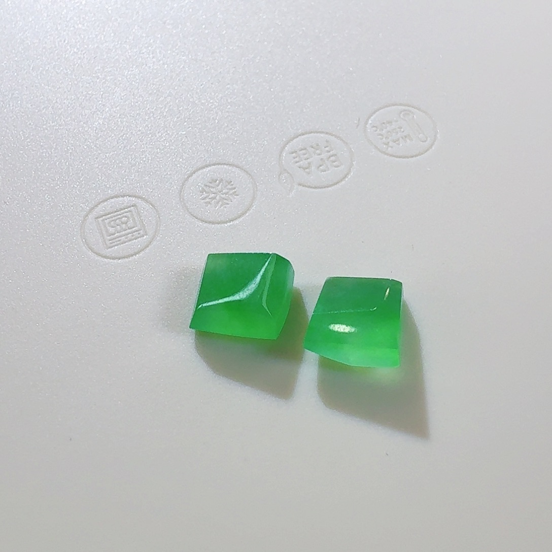 定制翡翠未镶嵌瀛*姐随形一对（打孔，买断）