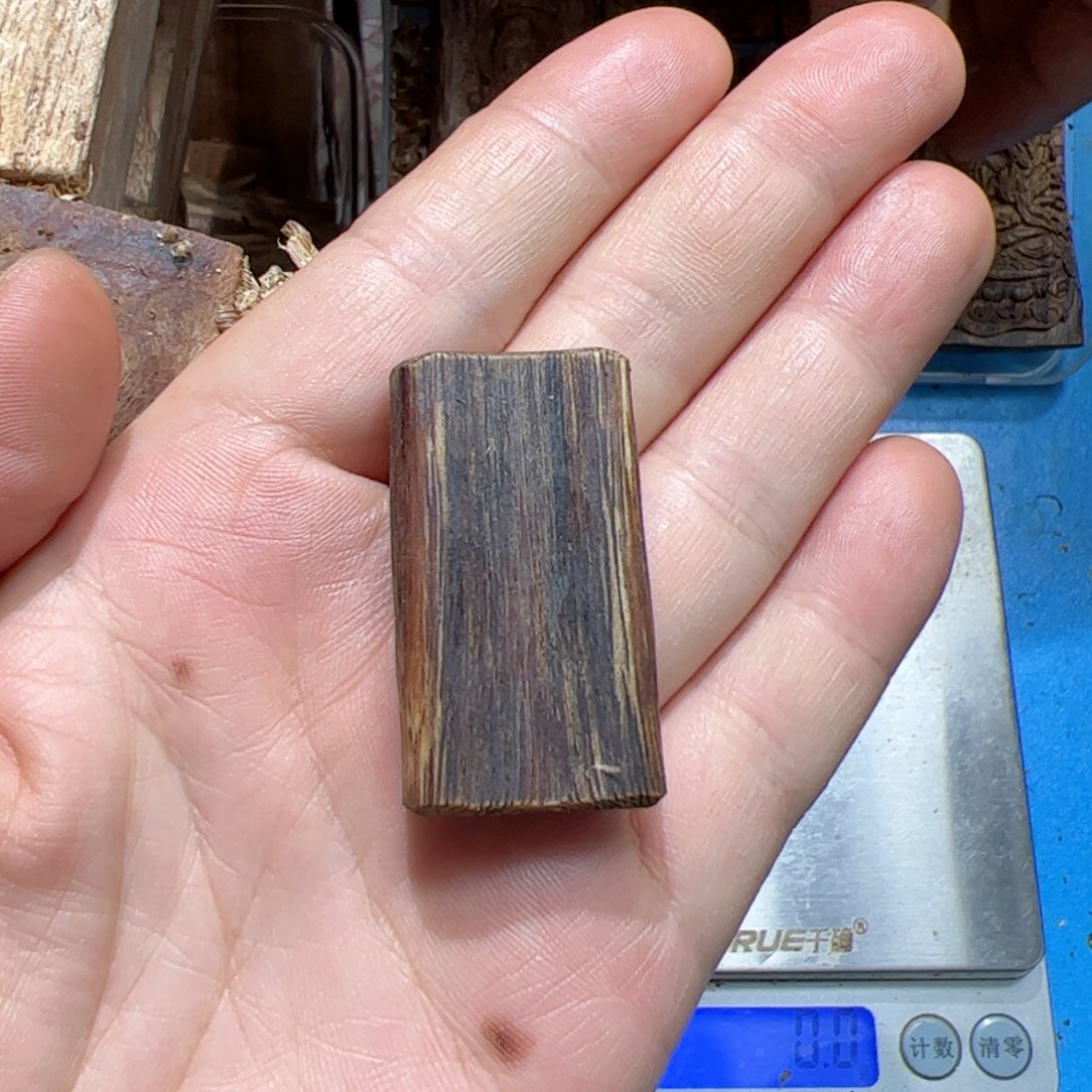 沉香吊坠紫棋素牌5.6克