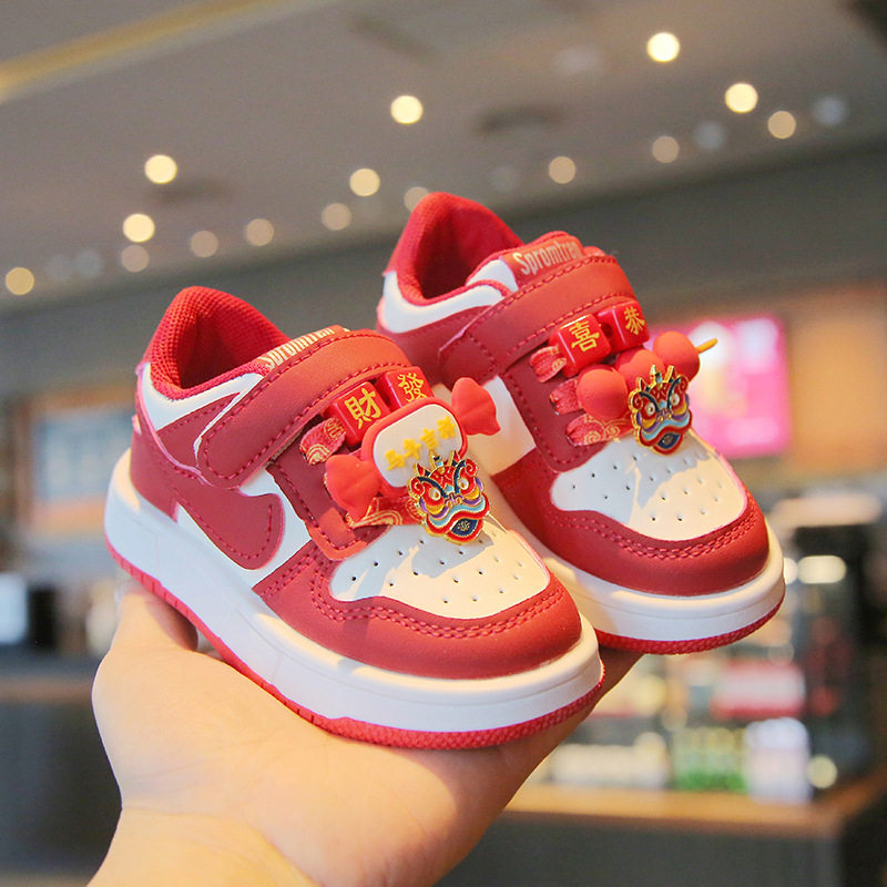 新年红色魔术贴2026年新款板鞋女童男童卡通运动鞋儿童过年运动鞋