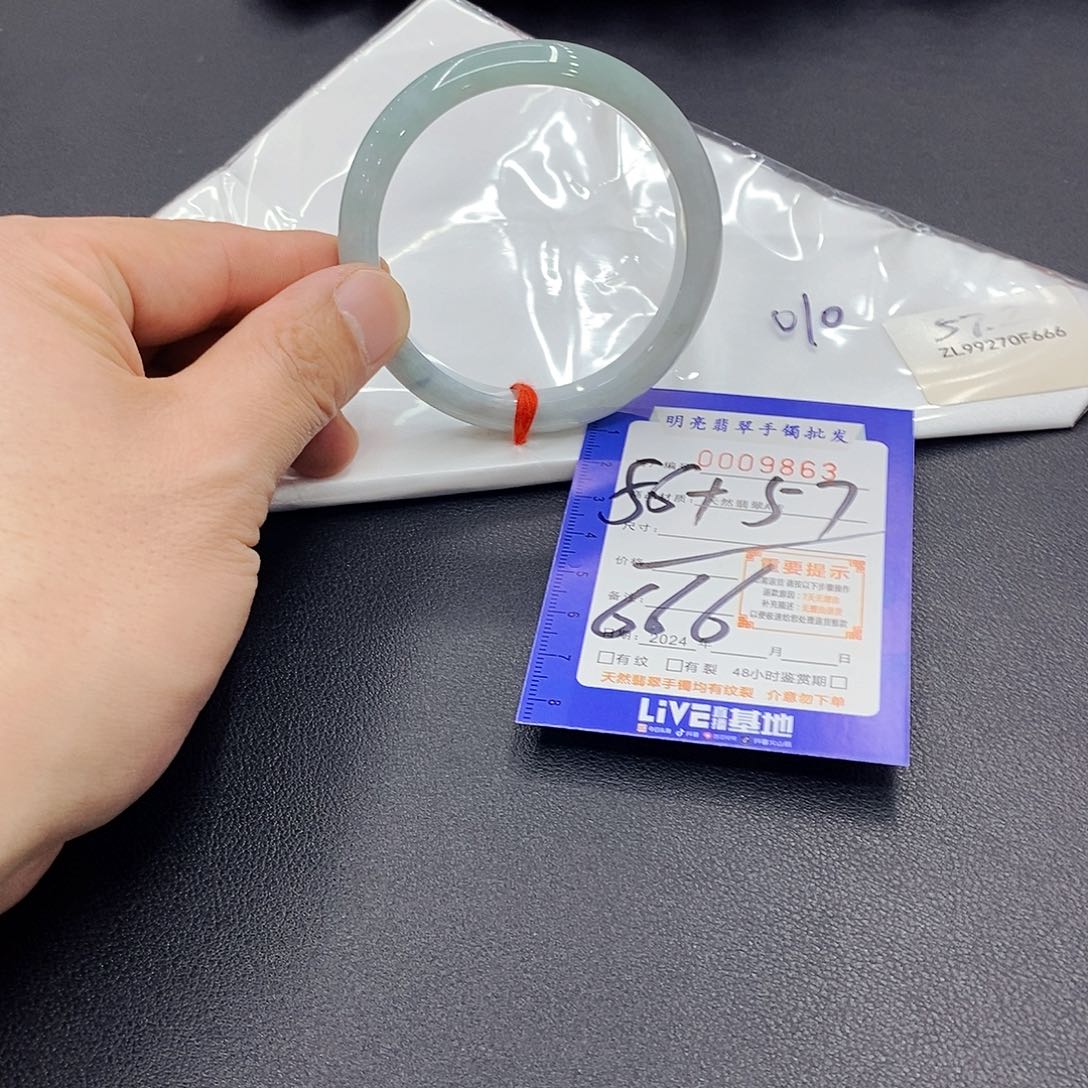 翡翠手镯未镶嵌翡翠手镯