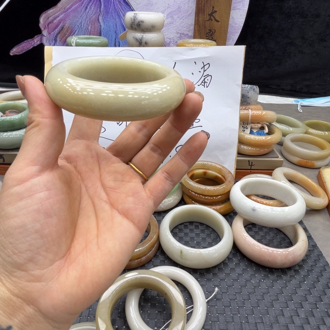 莹***石英质玉未镶嵌手镯