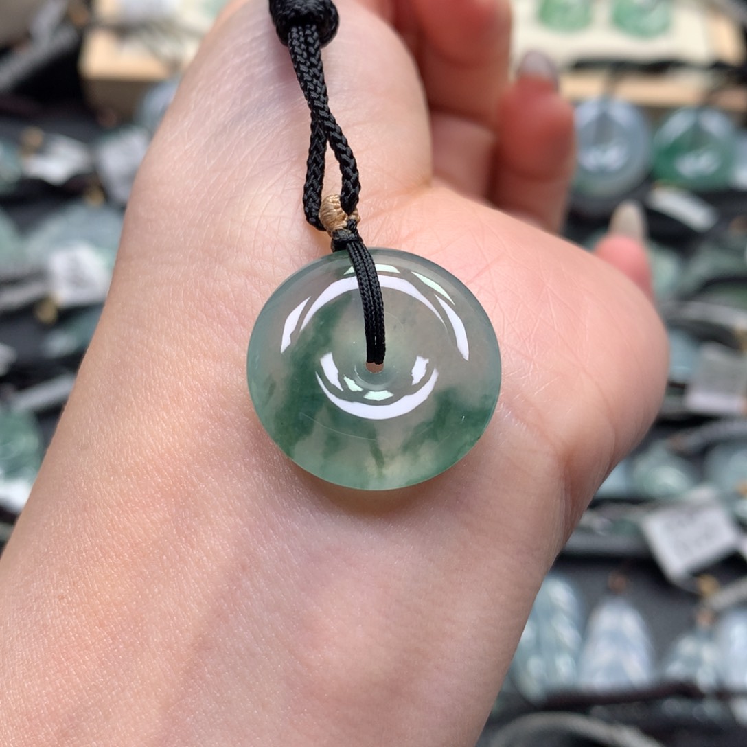 翡翠颈饰未镶嵌扣子