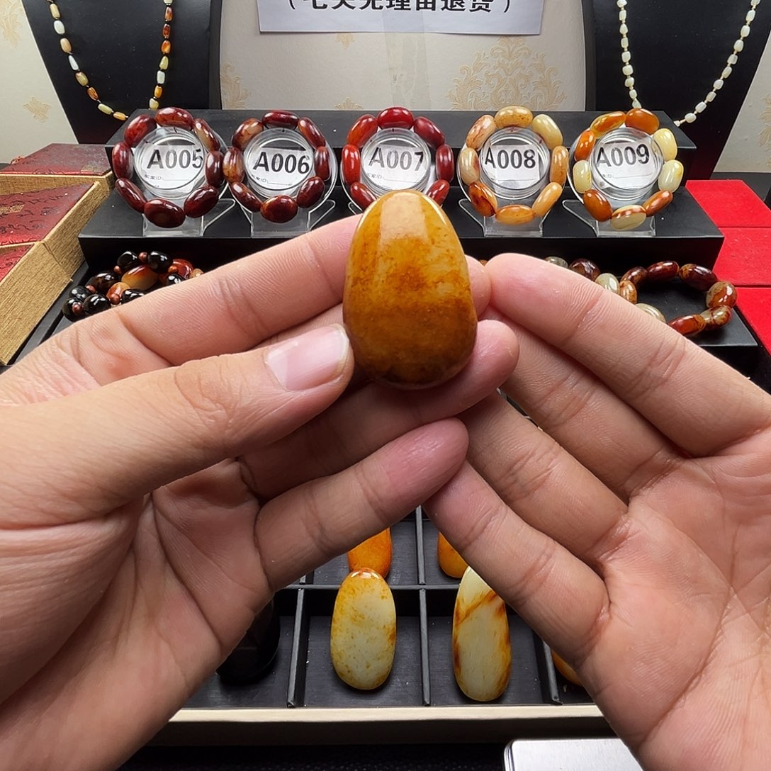 和田玉未镶嵌吊坠(赠链)