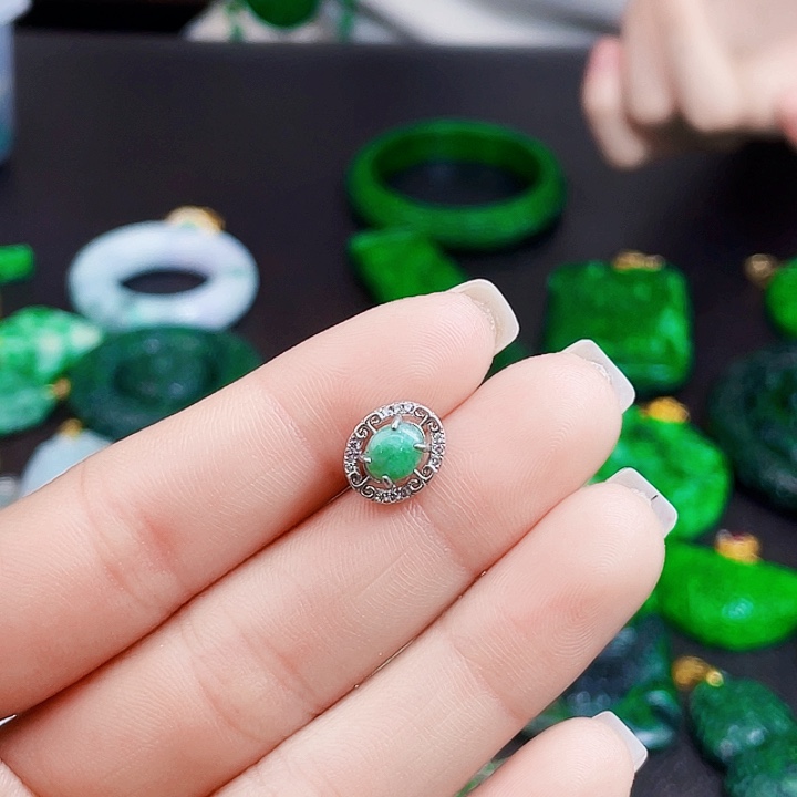 翡翠未镶嵌颈饰多样性