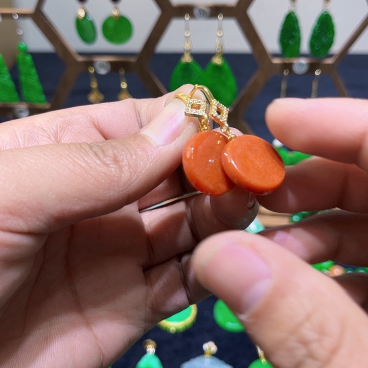 翡翠颈饰未镶嵌耳饰