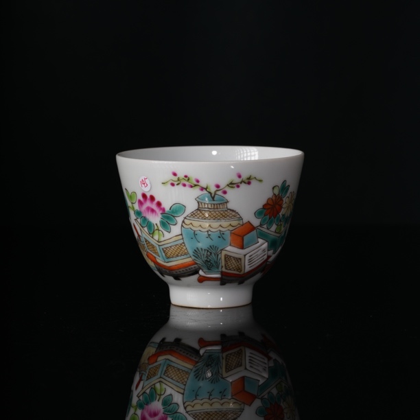 145粉彩博古纹直口杯