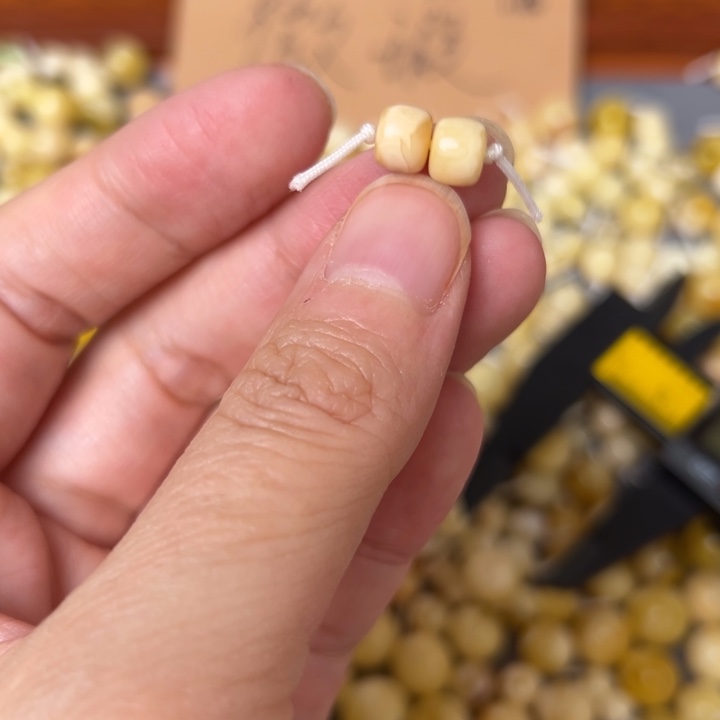 蜜蜡未镶嵌裸石6.5mm一对