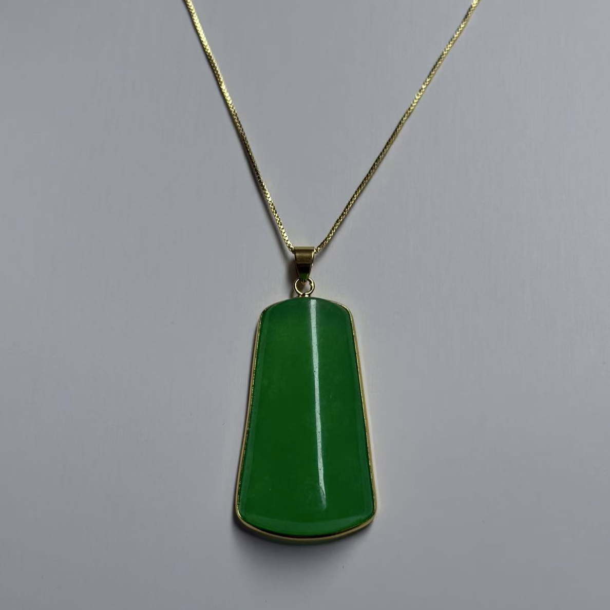 翠绿色吊坠气质时尚