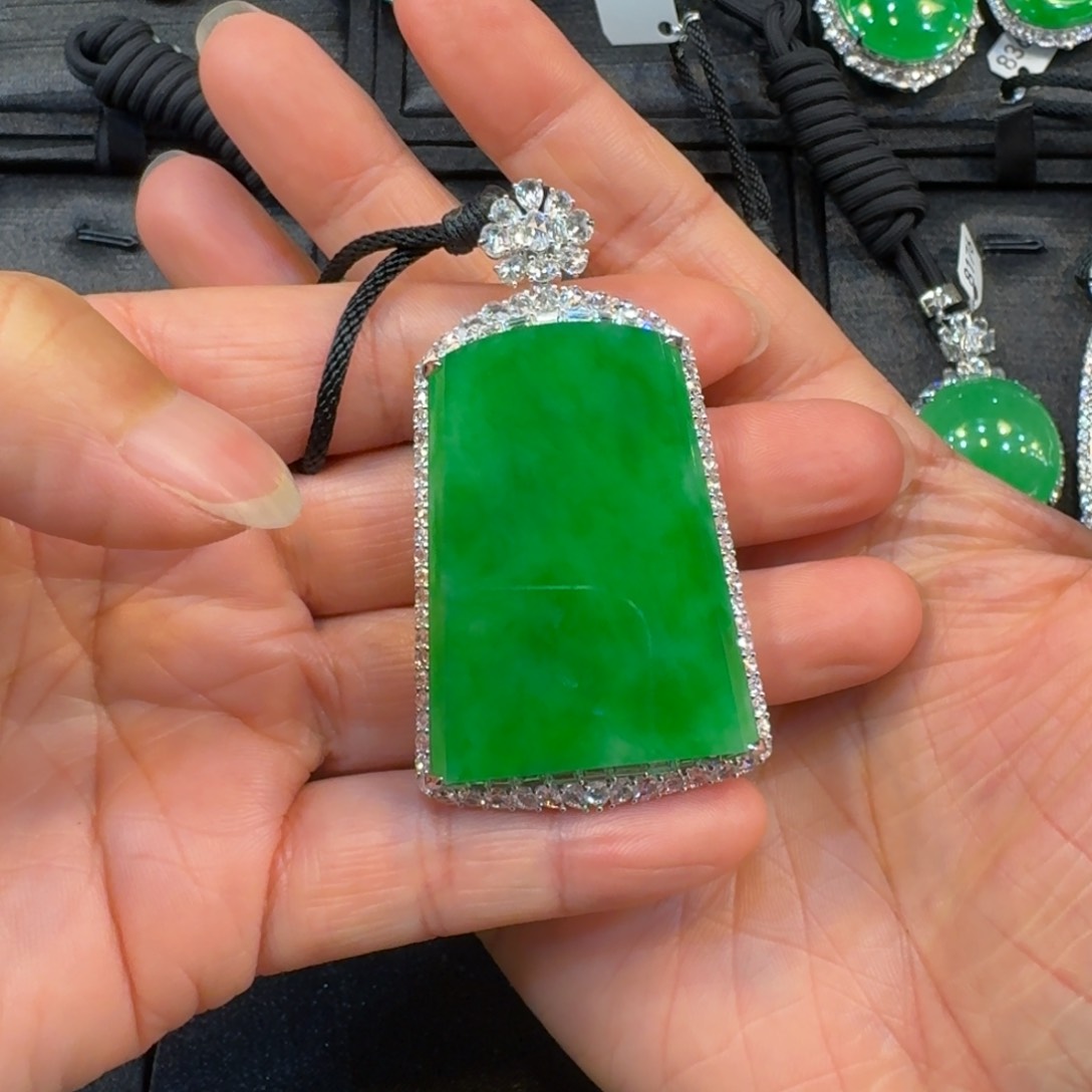 翡翠18K金镶嵌颈饰缅甸翡翠