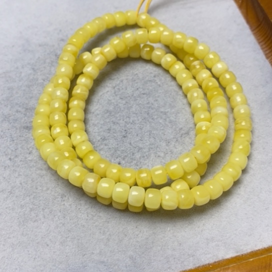 蜜蜡裸石未镶嵌串