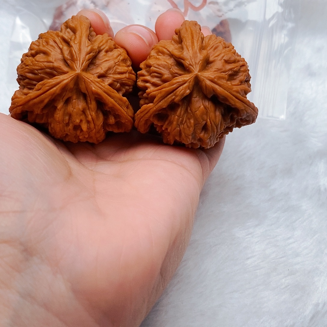 皓***心文玩核桃吊坠三棱