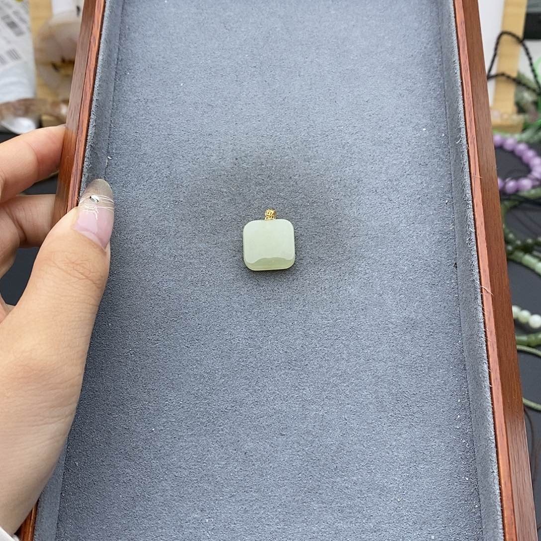 和田玉吊坠(不含链)18K金镶嵌