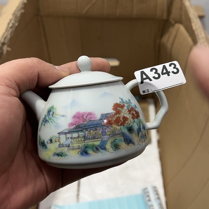 刘***里茶具默认微瑕瓷器、茶具、壶、摆件，介意勿拍 