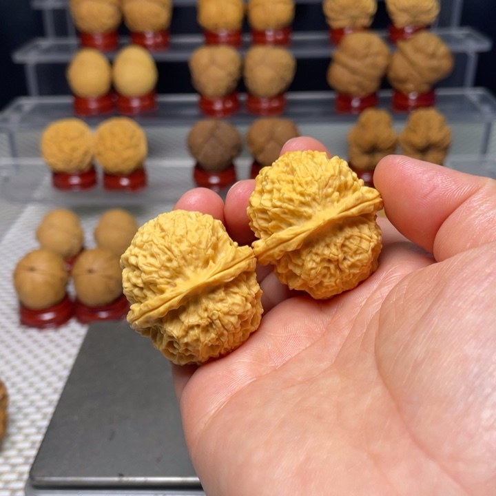 文玩核桃把件17珊瑚纹绣球