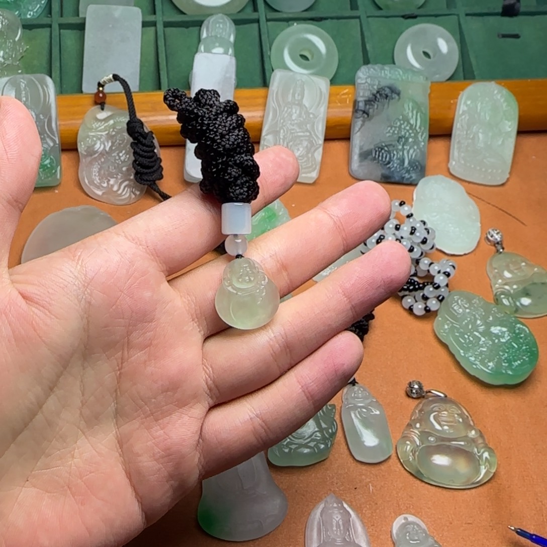 翡翠未镶嵌颈饰佛公