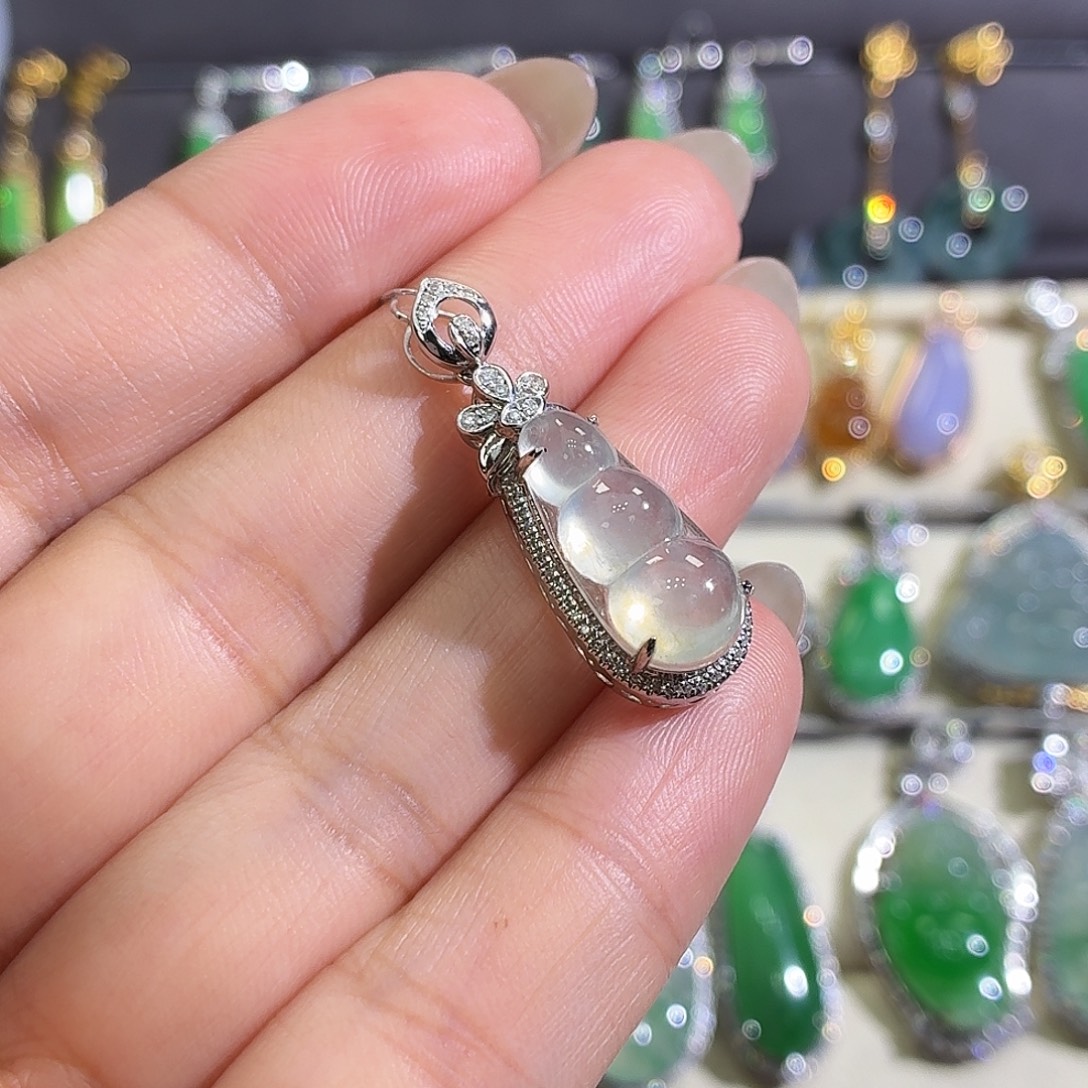 翡翠18K金镶嵌颈饰