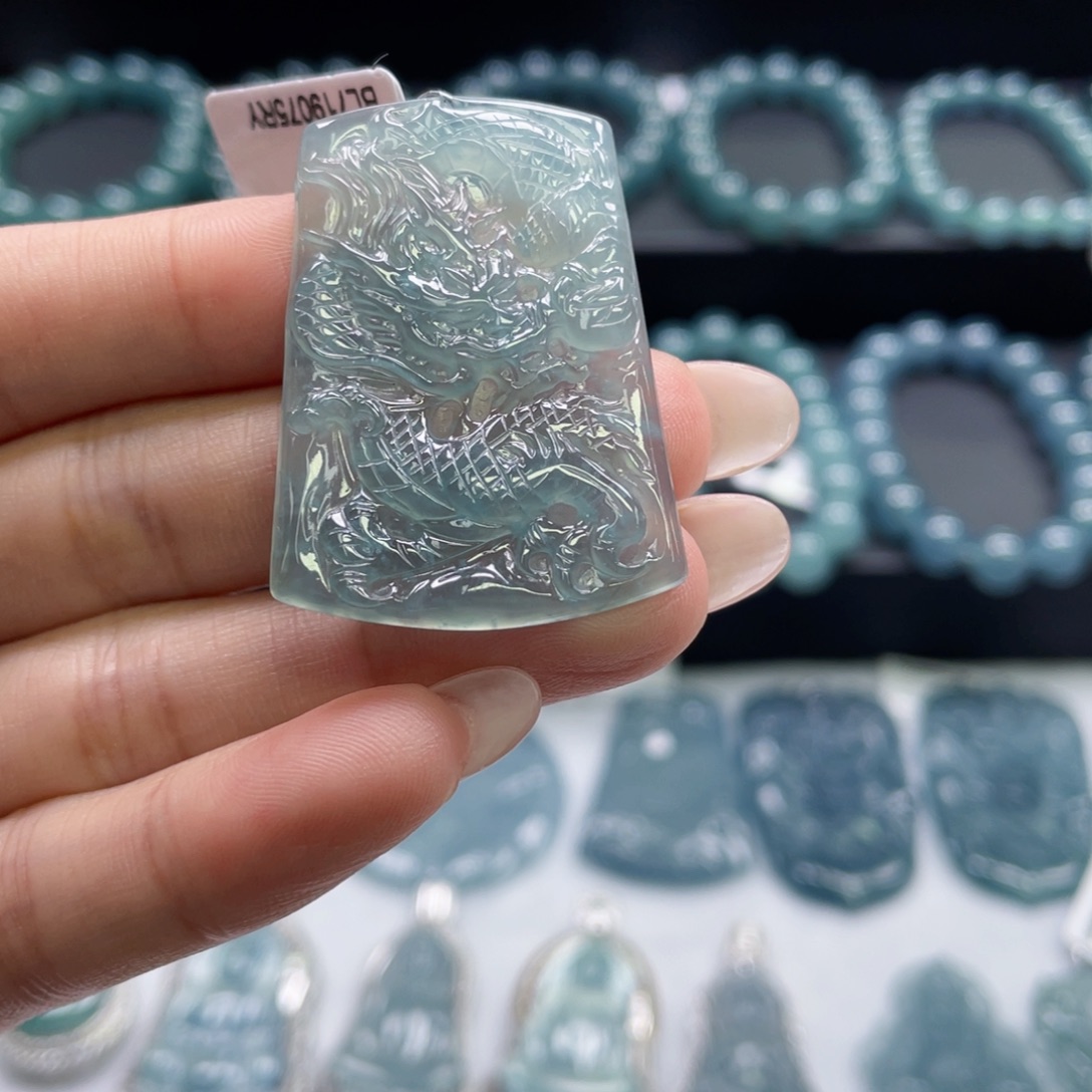 翡翠未镶嵌颈饰龙牌