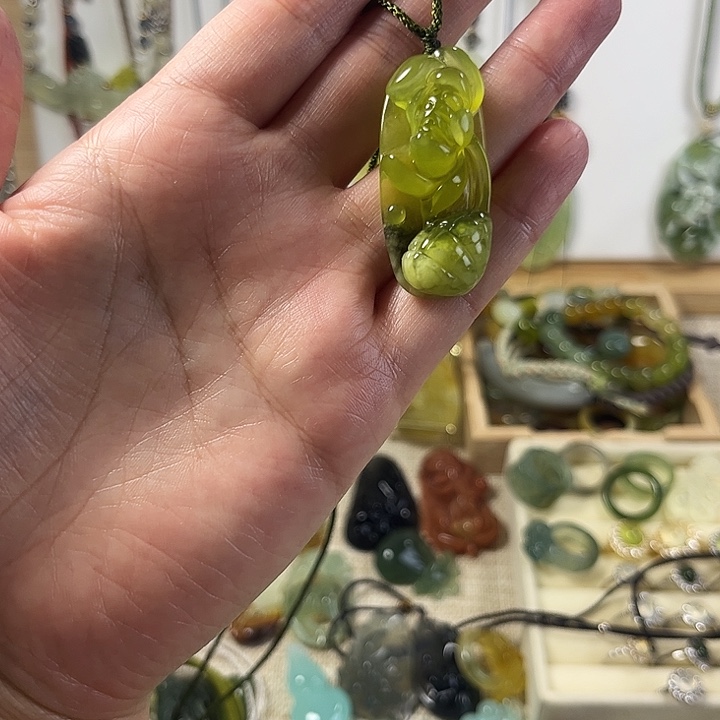 胡***极蛇纹石玉未镶嵌颈饰