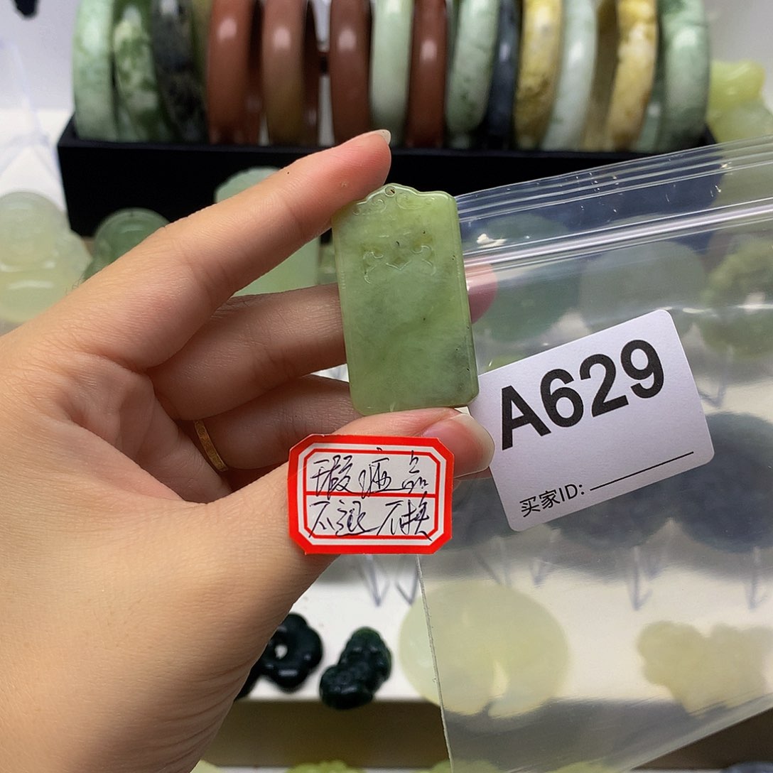 蛇纹石玉颈饰合金