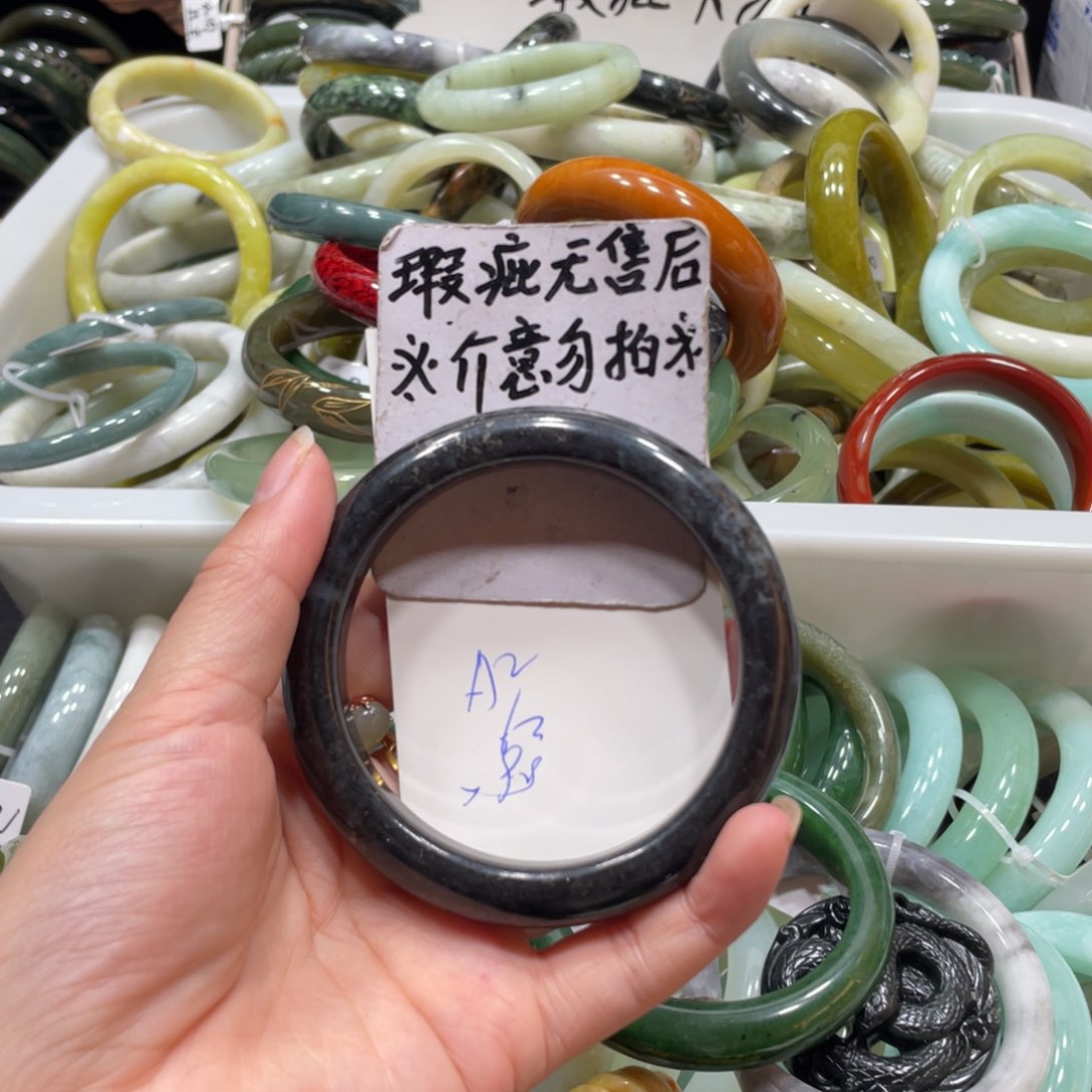 蛇纹石玉手镯未镶嵌