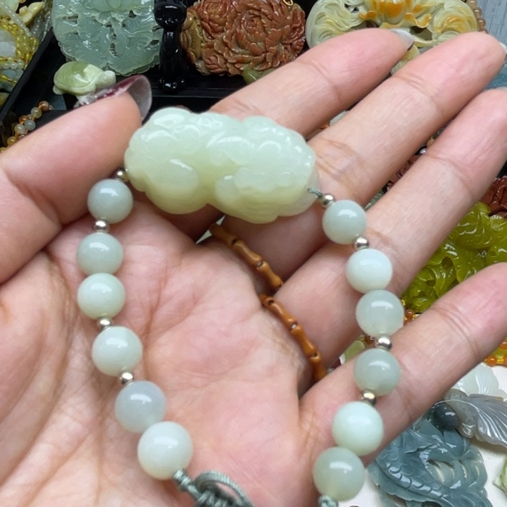 蛇纹石玉未镶嵌颈饰