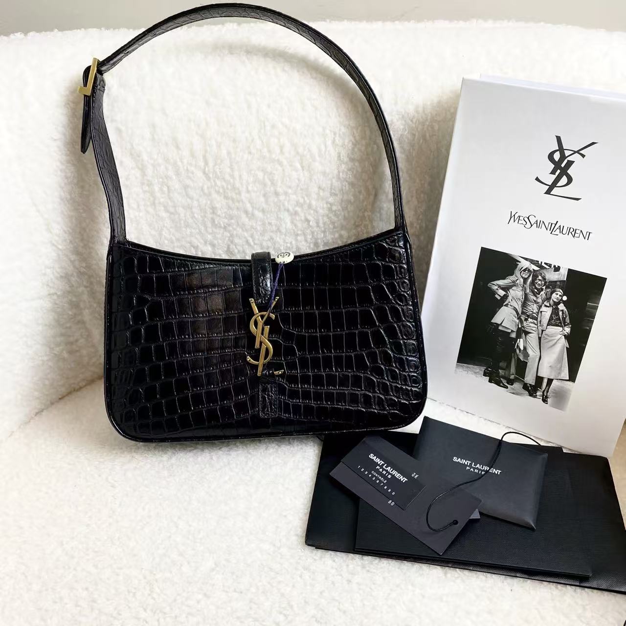 99新 YSL/圣罗兰 黑金压纹hobo中号 /44944383/12期/代卖服务