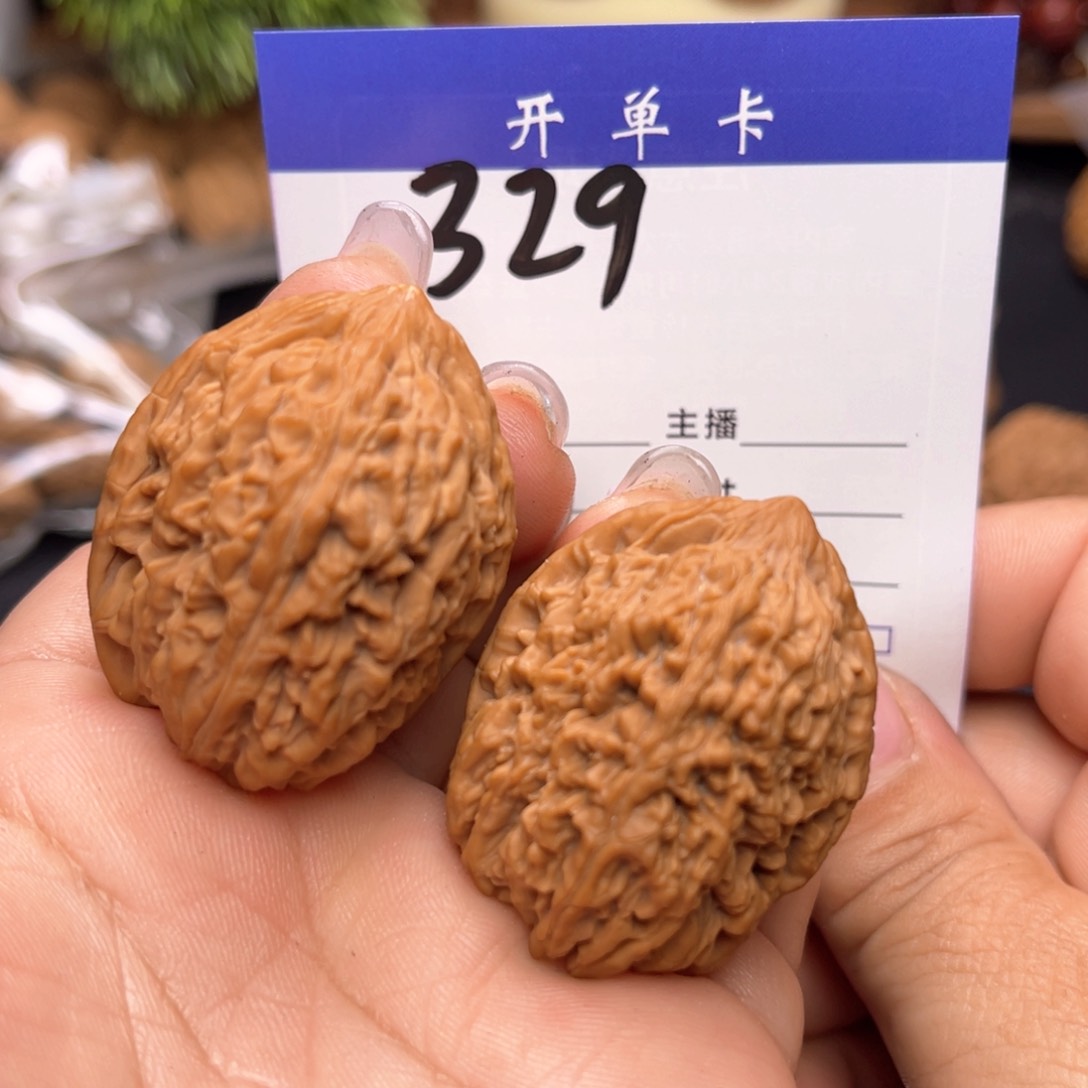 文玩核桃吊坠大蒜头。边31。肚34。丹